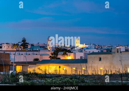 Stadtansicht Conil in der Abenddämmerung, Conil de la Frontera, Costa de la Luz, Andalusien, Spanien | Conil Stadtbild bei Dämmerung, Conil de la Frontera, Stockfoto