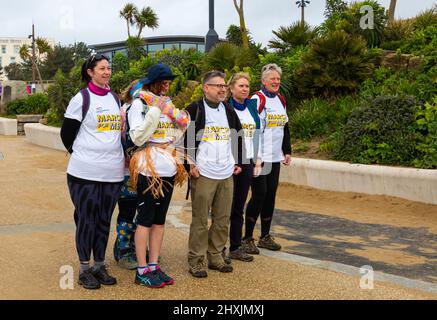 Bournemouth, Dorset, Großbritannien. 13.. März 2022. Marsch für die Menschen - Männer aller Generationen, Söhne, Väter, Brüder, Onkel, Großväter, sowie Frauen, Mädchen und Hunde, versammeln sich in Bournemouth, um zu Fuß zu gehen, joggen oder zu laufen 1km, 5km oder 10km, organisiert von Bournemouth Hospital Charity. Es unterstreicht gesundheitliche Bedenken Männer Gesicht wie Prostata-oder Hodenkrebs. Die Spendenaktion trägt dazu bei, Mittel zur Unterstützung der Behandlung und neuer Geräte zur Verbesserung der Versorgung zu sammeln. Quelle: Carolyn Jenkins/Alamy Live News Stockfoto