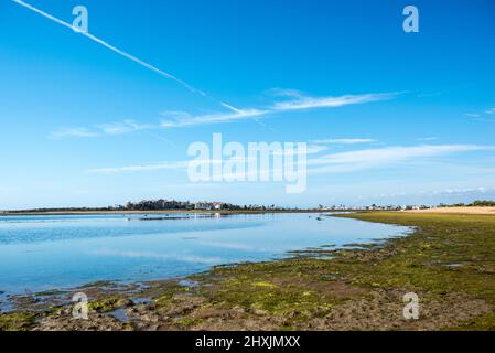 Punta del Caimán Strand mit Blick auf Isla Cristina im Hintergrund Stockfoto