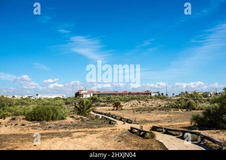 Blick vom Playa de la Gaviota auf das Hotel Ocidental Isla Cristina Stockfoto