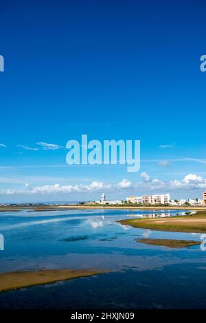 Punta del Caimán Strand mit Blick auf Isla Cristina im Hintergrund Stockfoto