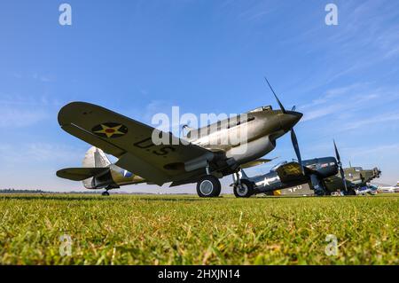 Curtiss P-40B Warhawk, Kampfflugzeug aus dem Zweiten Weltkrieg, das 2012 auf einer Flugschau flog. Die Fighter Collection besaß G-CDWH Pearl Harbor Veteran Stockfoto