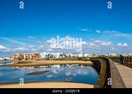 Panoramablick auf die Isla Cristina von der Gola Footbridge Stockfoto