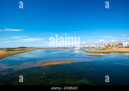 Punta del Caimán Strand mit Blick auf Isla Cristina im Hintergrund Stockfoto