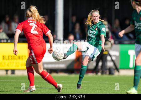 Enschede, Niederlande. 13. März 2022. Enschede - Kika van Es vom FC Twente Vrouwen, Kim Hendriks von Feyenoord V1 während des Spiels zwischen dem FC Twente V1 gegen Feyenoord V1 auf dem Sportcampus Diekman am 13. März 2022 in Enschede, Niederlande. Kredit: Kasten zu Kasten Abbildungen/Alamy Live Nachrichten Stockfoto