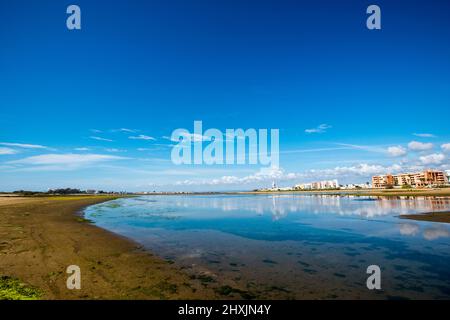 Punta del Caimán Strand mit Blick auf Isla Cristina im Hintergrund Stockfoto