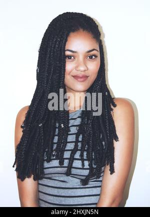 Zufrieden sein. Studioporträt einer attraktiven jungen Frau, die lächelt. Stockfoto