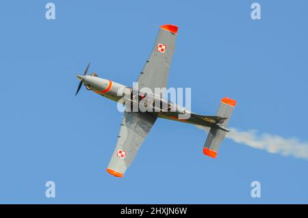 Orlik Aerobatic Team (Zespół Akrobacyjny ORLIK), das Kunstflugteam der polnischen Luftwaffe, das auf der RAF Waddington Airshow in Großbritannien fliegt. PZL-130 Orlik-Ebene Stockfoto