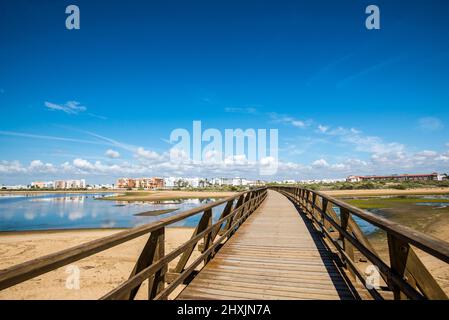 Panoramablick auf die Isla Cristina von der Gola Footbridge Stockfoto