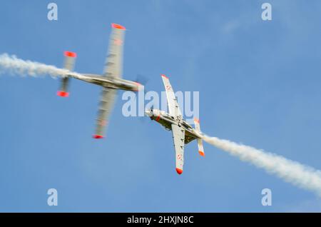 Orlik Aerobatic Team (Zespół Akrobacyjny ORLIK), das Kunstflugteam der polnischen Luftwaffe, das auf der RAF Waddington Airshow in Großbritannien fliegt. PZL-130 Orlik-Ebene Stockfoto