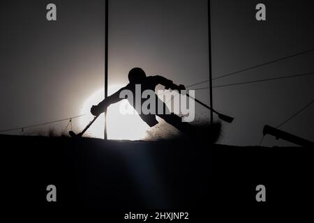 Peking, China. 13. März 2022. Paralympics, para Alpine Skiing, Männer, Slalom, stehend, 1. Lauf im Nationalen Alpinen Skizentrum: Christoph Gloetzner aus Deutschland im Einsatz gegen das Licht der Morgensonne. Quelle: Christoph Soeder/dpa/Alamy Live News Stockfoto