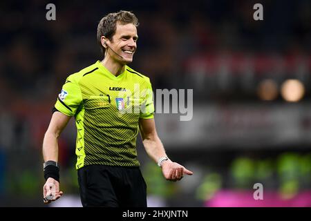 Mailand, Italien. 12. März 2022. Schiedsrichter Daniele Chiffi lächelt während des Fußballspiels der Serie A zwischen dem AC Mailand und dem FC Empoli. Kredit: Nicolò Campo/Alamy Live Nachrichten Stockfoto