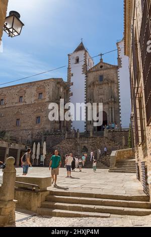 Cáceres Spanien - 09 12 2021: Blick auf den St. Jorge plaza, Touristen besuchen und San Francisco Javier Kirche oder Preciosa Sangre Kirche als Backgrou Stockfoto