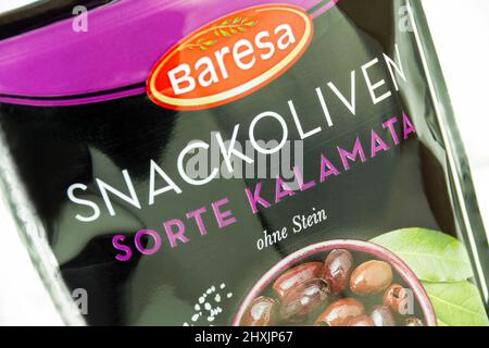 Hamburg, Deutschland - Februar 22 2022: Tüte Baresa Oliven Kalamata - Beutel der Baresa Olives Kalamata Stockfoto