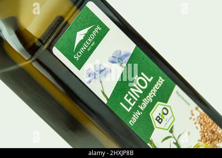 Hamburg, Deutschland - Februar 22 2022: 1 Flasche Schneekoppe Leinöl nativ Hintergrund Weiss - 1 Flasche Schneekoppe Leinöl nativer Hintergrund Stockfoto