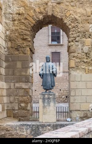 Cordoba Spanien - 09 13 2021: Ansicht der Statue von Ibn Hazam, Abū Muḥammad ʿAlī ibn Aḥmad ibn Saʿīd ibn Ḥazm, einem muslimischen Führer, aus dem 10.. Jahrhundert. S Stockfoto