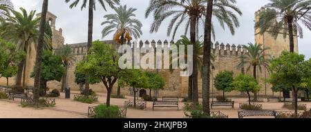 Cordoba Spanien - 09 13 2021: Panoramablick von außen auf den Alcázar der Festung der christlichen Könige oder den Alcázar von Córdoba, einem mittelalterlichen alcázar Stockfoto