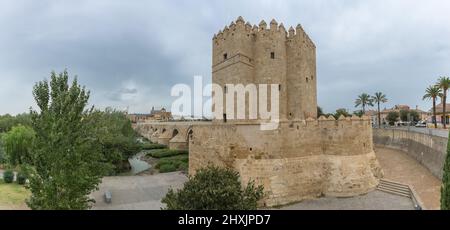 Cordoba Spanien - 09 13 2021: Blick auf den Turm von Calahorra, Torre de la Calahorra, islamischer Ursprung, ein befestigtes Tor, römische Brücke und Guadalquivir-Fluss, Stockfoto