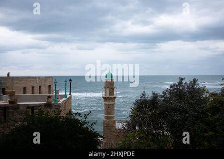 Minarett der Al-Bahr Moschee in der Altstadt von Jaffa in Tel Aviv Stockfoto