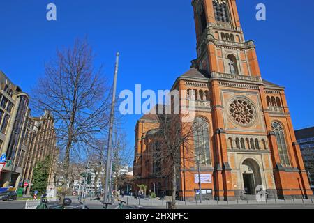 Düsseldorf (Martin-Luther-Platz), Deutschland - März 9. 2022: Blick auf den Platz mit der Kirche im romanischen Revival-Stil gegen den blauen Winterhimmel Stockfoto