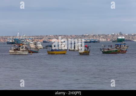 Luanda Angola - 10 13 2021: Blick auf Fischerboote an der Küste der Stadt Luanda, Luanda Bay, mit Hafen von Luanda, Transportschiffe und Container in der Stockfoto