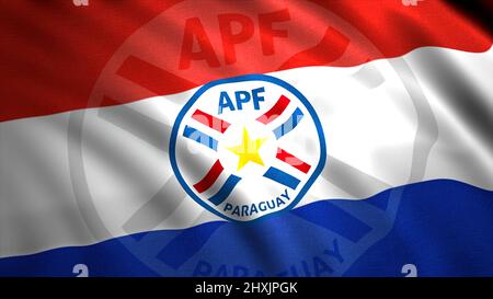 Emblem der Nationalmannschaft auf Nationalflagge. Bewegung. Winkende Flagge mit Zeichen der Fußballmannschaft. Paraguayische Fußballnationalmannschaft Stockfoto