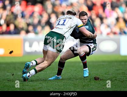 Leicester. Vereinigtes Königreich. 12. März 2022. Premiership Rugby. Leicester Tigers V London Irisch. Mattioli Woods Welford Road Stadium. Leicester. Chris Ashton (Leicester Tigers) wird während des Rugby-Spiels Leicester Tigers V London Irish Premiership von Ollie Hassell-Collins (London Irish) angegangen. Stockfoto