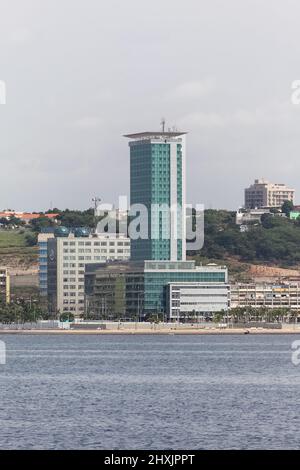 Luanda Angola - 10 13 2021: Luanda Blick auf die Innenstadt, moderne Wolkenkratzer, Bucht, marginale und zentrale Gebäude, President Hotel, an Internat Stockfoto