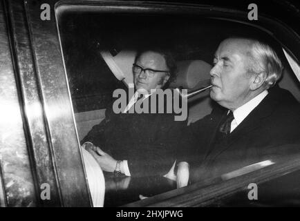 Harold Wilson (1916-1995) verließ die Downing Street 10, nachdem er seinen Rücktritt als Premierminister bekannt gegeben hatte. Er hatte seinen Kabinettskollegen am Vortag von seiner Absicht erzählt, zurücktreten zu wollen. 16.. März 1976 Stockfoto