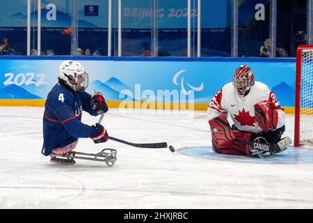 Peking, Hebei, China. 13. März 2022. Team USA schlägt Kanada um Gold, Paralympics 2022 in Peking, 13. März 2022. (Bild: © Mark Edward Harris/ZUMA Press Wire) Stockfoto