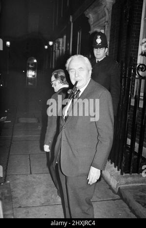 Harold Wilson (1916-1995) verließ die Downing Street 10, nachdem er seinen Rücktritt als Premierminister bekannt gegeben hatte. Er hatte seinen Kabinettskollegen am Vortag von seiner Absicht erzählt, zurücktreten zu wollen. 16.. März 1976 Stockfoto