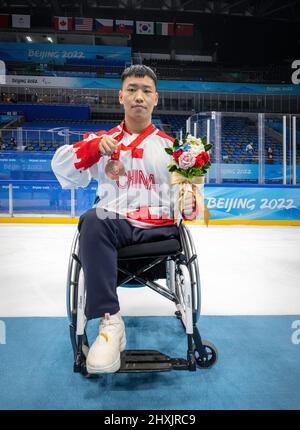 Peking, Hebei, China. 13. März 2022. Das chinesische para-Hockey-Team erhält die Bronzemedaille, Peking 2022, Kanada erhält das Silber und das Team USA erhält Gold bei den Winter-Paralympics 2022 in Peking, 13. März 2022. (Bild: © Mark Edward Harris/ZUMA Press Wire) Stockfoto