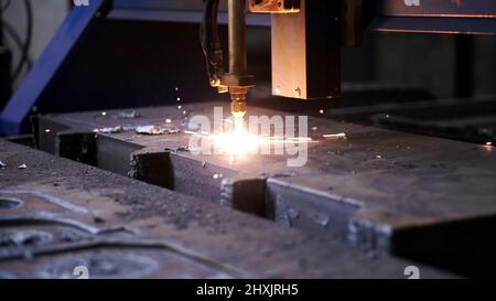 Laser . Clip. Der Laser schneidet Sonderausrüstung im Werk. Stockfoto