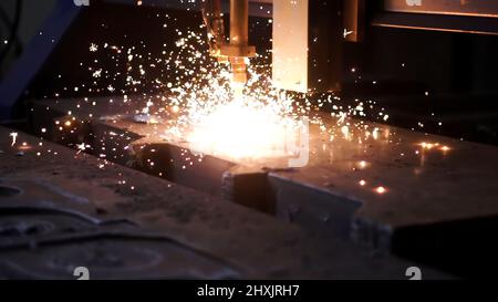 Laser . Clip. Der Laser schneidet Sonderausrüstung im Werk. Stockfoto