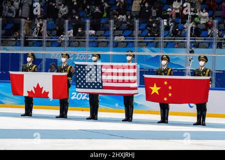 Peking, Hebei, China. 13. März 2022. Das chinesische para-Hockey-Team erhält die Bronzemedaille, Peking 2022, Kanada erhält das Silber und das Team USA erhält Gold bei den Winter-Paralympics 2022 in Peking, 13. März 2022. (Bild: © Mark Edward Harris/ZUMA Press Wire) Stockfoto