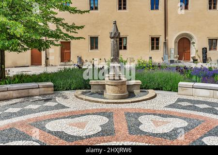 Röhrwasserbrunnen im Innenhof des Lutherhauses in der Lutherstadt Wittenberg, Sachsen-Anhalt, Deutschland, Europa Stockfoto