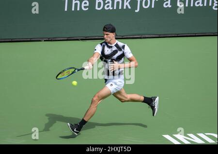 Marton Fucsovics (HUN) wird von Mackenzie McDonald (USA) 6-7 (11-13), 5-7, bei den BNP Paribas Open besiegt, die am 9. März 2022 im Indian Wells Tennis Garden in Indian Wells, Kalifornien, gespielt werden: © Karla Kinne/Tennisclix/CSM Stockfoto