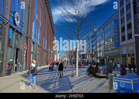 Düsseldorf (Schadowstrasse, Kö Bogen 2), Deutschland - März 9. 2022: Blick auf die Fußgängereinkaufsstraße mit neuen modernen Gebäuden gegen blauen Himmel, Blick Stockfoto