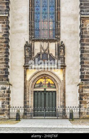 Am Eingangstor der Schlosskirche befinden sich die 95 Reformation-Thesen, die Martin Luther am 31. Oktober 1517 in der Lutherstadt Wittenberg gepostet hat Stockfoto