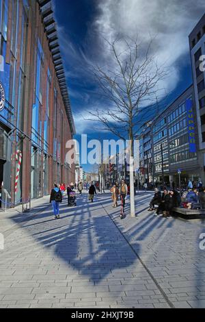 Düsseldorf (Schadowstrasse, Kö Bogen 2), Deutschland - März 9. 2022: Blick auf die Fußgängereinkaufsstraße mit neuen modernen Gebäuden gegen blauen Himmel, Blick Stockfoto