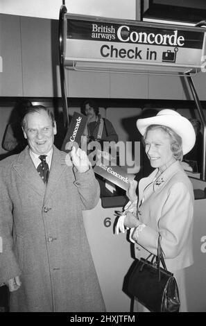 Erste kommerzielle Flüge des Überschallflugzeugs Concorde am 21.. Januar 1976, sieben Jahre nach seinem ersten Testflug. Ein Flug von British Airways ging vom Flughafen Heathrow in London nach Bahrain im Nahen Osten, während der andere Flug von Air France gleichzeitig um 11,40 Uhr vom Flughafen Orly in Paris nach Rio De Janeiro über Dakar, Senegal, abhob. Foto zeigt: Frederick Alan Leathers, 2. Viscount Leathers und Lady Leathers, die ersten Passagiere, die ein Flugticket für ihren Flug kauften. 21.. Januar 1976. Stockfoto