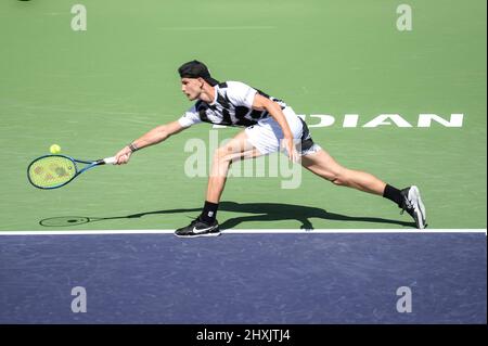 Marton Fucsovics (HUN) wird von Mackenzie McDonald (USA) 6-7 (11-13), 5-7, bei den BNP Paribas Open besiegt, die am 10. März 2022 im Indian Wells Tennis Garden in Indian Wells, Kalifornien, gespielt werden: © Karla Kinne/Tennisclix/CSM Stockfoto