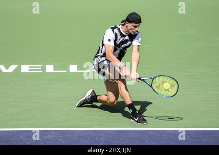 Marton Fucsovics (HUN) wird von Mackenzie McDonald (USA) 6-7 (11-13), 5-7, bei den BNP Paribas Open besiegt, die am 10. März 2022 im Indian Wells Tennis Garden in Indian Wells, Kalifornien, gespielt werden: © Karla Kinne/Tennisclix/CSM Stockfoto