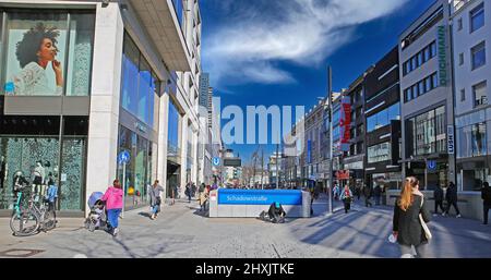 Düsseldorf (Schadowstrasse), Deutschland - März 9. 2022: Blick auf die berühmte Fußgängereinkaufsstraße am sonnigen Wintertag Stockfoto