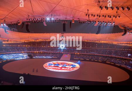 Peking, China. 13. März 2022. Paralympics: Abschlussfeier im Olympiastadion „Vogelnest“. Die Abschlusszeremonie markiert das Ende der Winter-Paralympics in Chinas Hauptstadt Peking. Quelle: Jens Büttner/dpa-Zentralbild/dpa/Alamy Live News Stockfoto