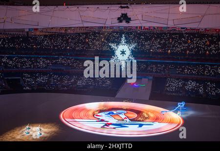 Peking, China. 13. März 2022. Paralympics: Abschlussfeier im Olympiastadion „Vogelnest“. Die Abschlusszeremonie markiert das Ende der Winter-Paralympics in Chinas Hauptstadt Peking. Quelle: Jens Büttner/dpa-Zentralbild/dpa/Alamy Live News Stockfoto