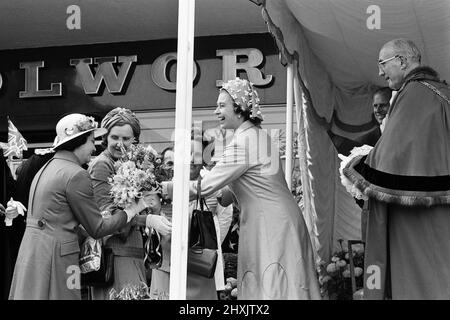 Königin Elizabeth II. Während ihres Besuchs in Solihull, den West Midlands, für ihre Silver Jubilee Tour. Die Königin auf einem Spaziergang auf dem Mell Square, Solihull. Hinter ihr steht der Bürgermeister der Stadt, Stadtrat Norman Green. 27.. Juli 1977. Stockfoto