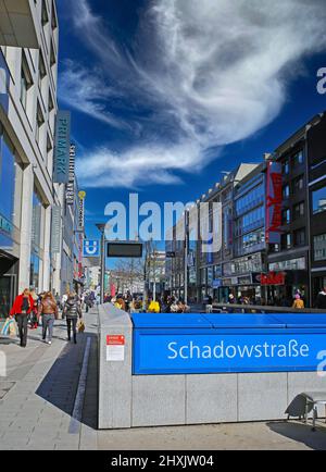 Düsseldorf (Schadowstrasse), Deutschland - März 9. 2022: Blick auf die Fußgängereinkaufsstraße und die U-Bahn-Station am sonnigen Wintertag, blauer Himmel Stockfoto