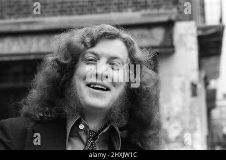 Leadsänger von Slade, Noddy Holder, war in London voller Lachen, denn am Donnerstag (April Fools Day) feiern er und die Gruppe zusammen 10 Jahre, was mit der Veröffentlichung ihres Albums und ihrer Single namens 'Nobody's Fool' zusammenfällt. 30.. März 1976. Stockfoto