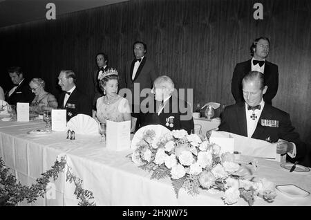 Königin Elizabeth II. Während ihres Besuchs in Birmingham, den West Midlands, für ihre Silver Jubilee Tour. Im Metropole Hotel am National Exhibition Centre Complex, für ein Bankett-Dinner zu ihren Ehren. 27.. Juli 1977. Stockfoto